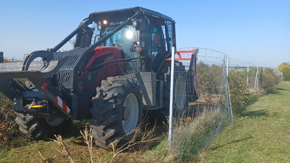 Poitiers - Fauchage des pieds de clôtures sur emprises autoroutières à Châtellerault (86).png